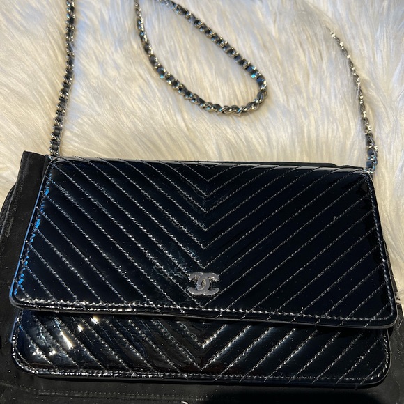 Pre-loved Chanel black Quilted Patent Leather Brilliant , clutch bag. - Picture 3 of 11